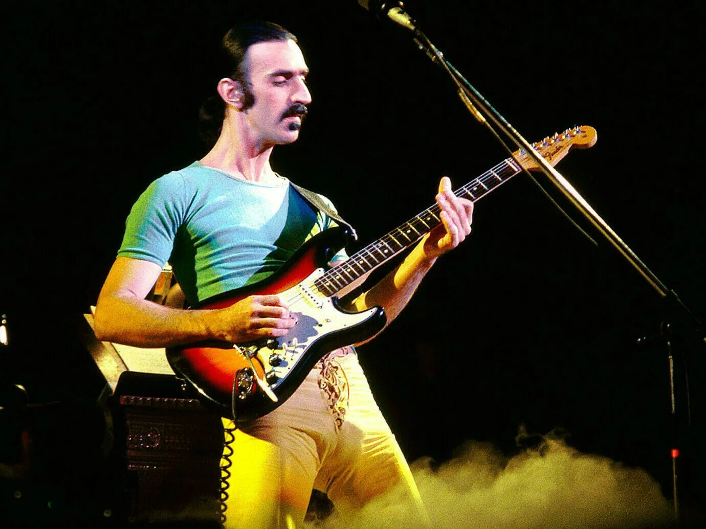 Написать фрэнку. Frank Zappa. Frank Zappa 1993. Двизил Заппа. Фрэнк Заппа фото.