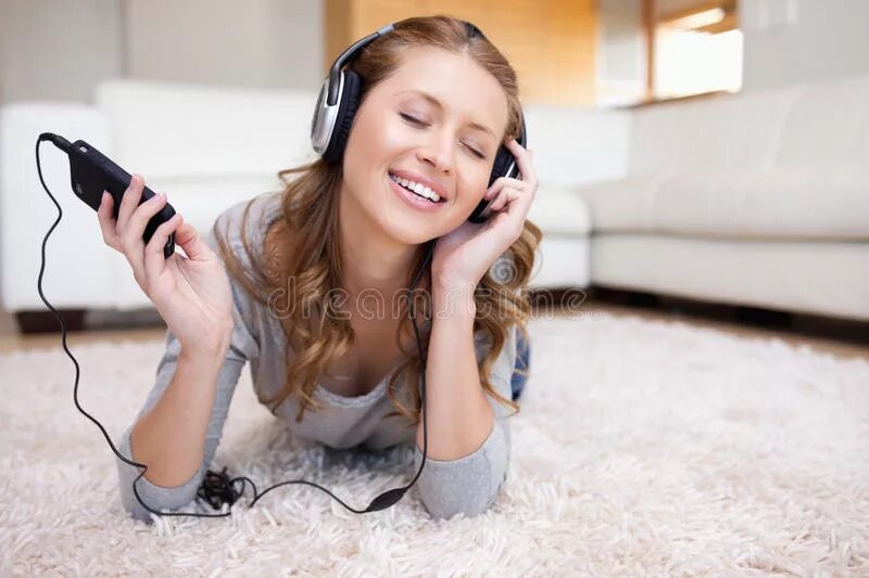 On the floor listen. Наслаждение музыкой. Наслаждение музыкой картинки стоковые. Получает удовольствие от музыки иолордеж. Аудирование картинки.