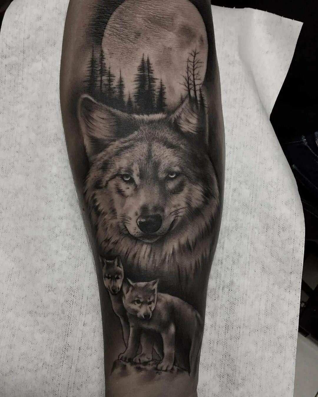 тату волк и волчонок. тату волк и волчонок. тату семья волков. тату волчица с волчатами. тату волк волчица и волчонок.