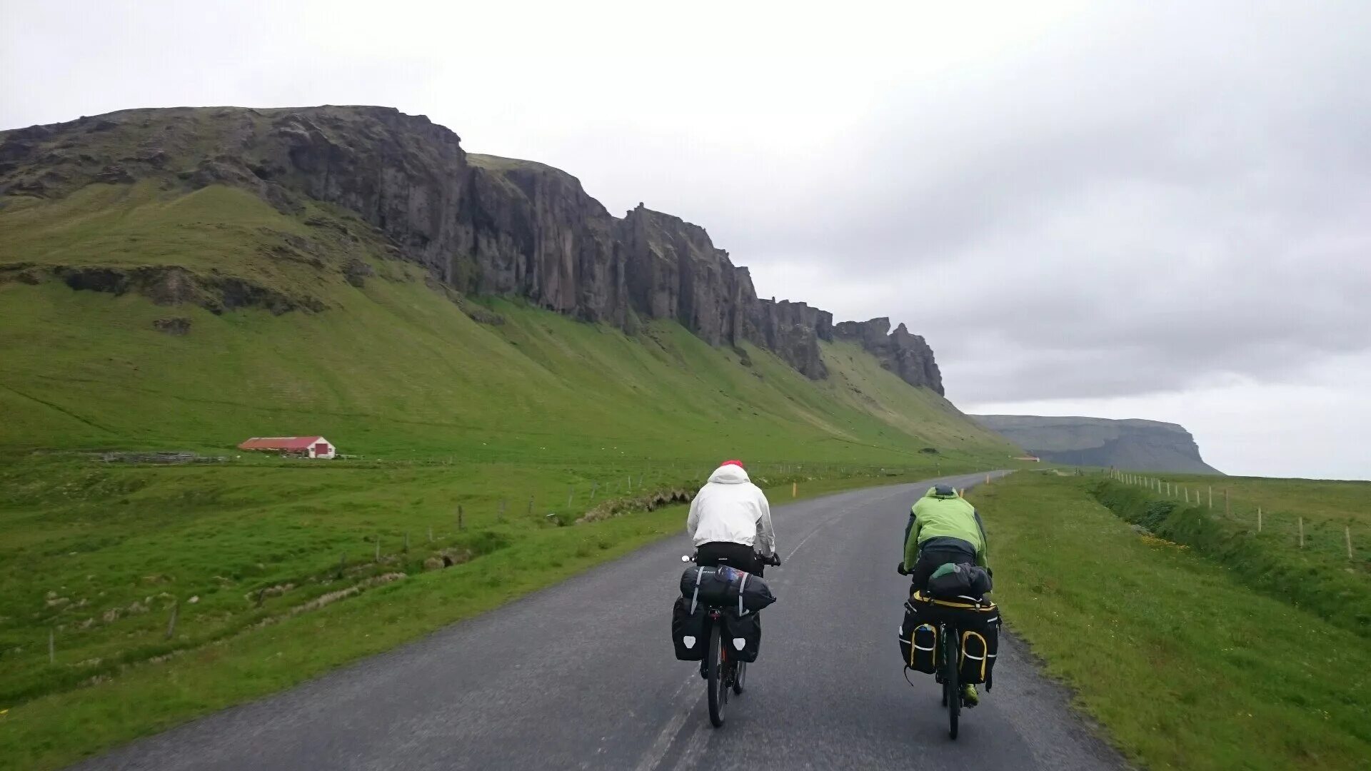 Велосипед в Исландии. На байке по Исландии. На велосипеде по Исландии. Велосипед холмы Исландия.