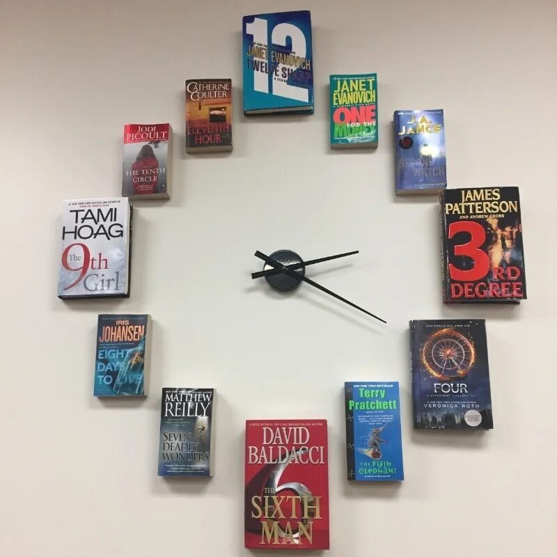 Часы из книг. Часы из книг на стене. Инсталляция библиотечные часы. Часы в библиотеке.