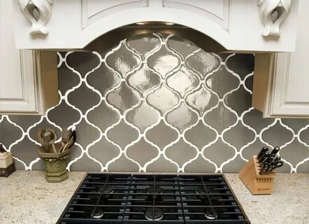 Плитка арабеска фартук в интерьере кухни - 69 фото