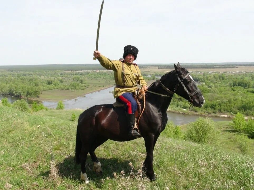 казак с шашкой наголо. шашки на гало. казачья фланкировка шашкой женщины. казаки на конях. казак на коне с шашкой.