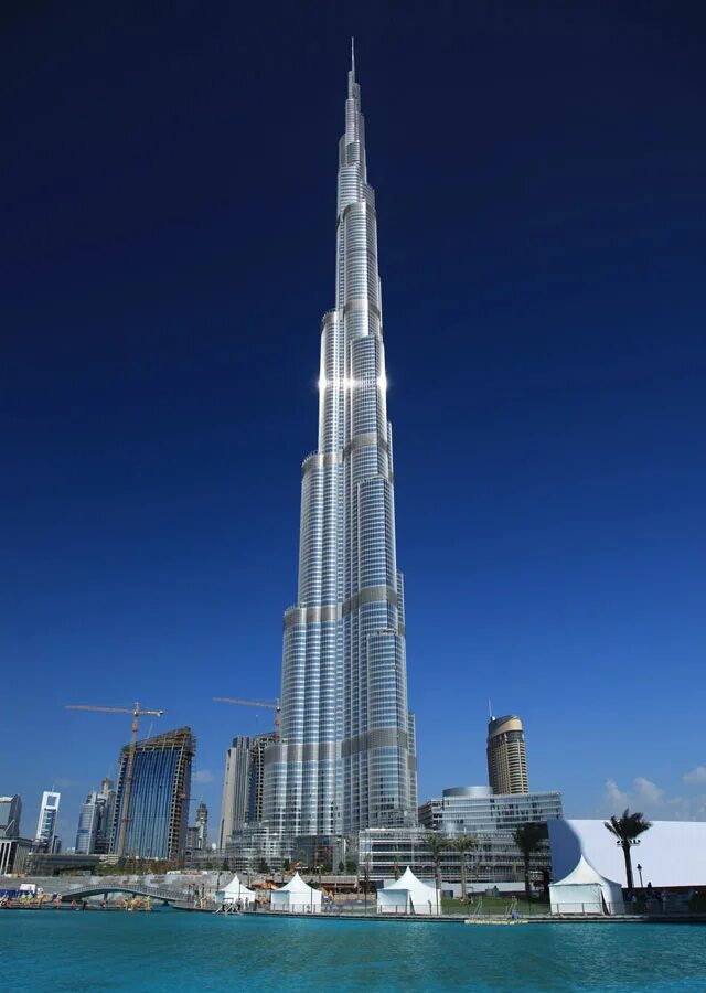 В каком городе находится самый высокий небоскреб. Бурдж-Халифа Дубай. Башня Халифа в Дубае. Самый высокий небоскреб Бурдж-Халифа. Здание Бурдж Халифа.