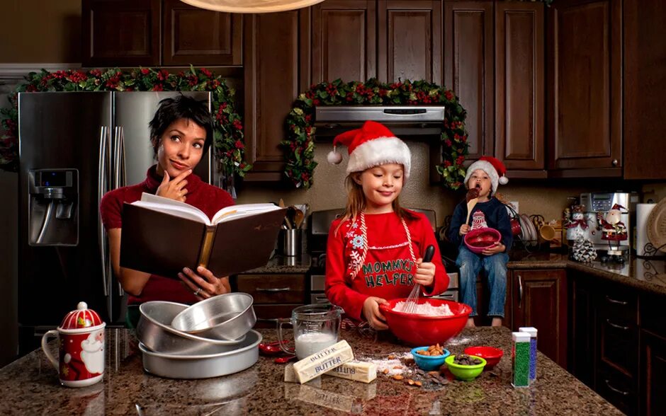 Новогодняя съемка на кухне. Новогодняя фотосессия на кухне. Фотосессия на кухне семейная новогодняя. Фотосессия на кухне новый год. Фотосессия семьи на кухне новогодняя.