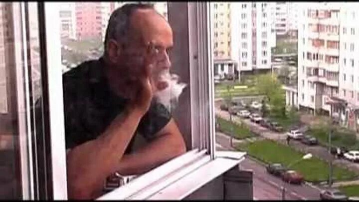 Видео курим на балконе. Балкон курильщика. С сигаретой на балконе. Соседка курит на балконе. Видео курим на балконе.