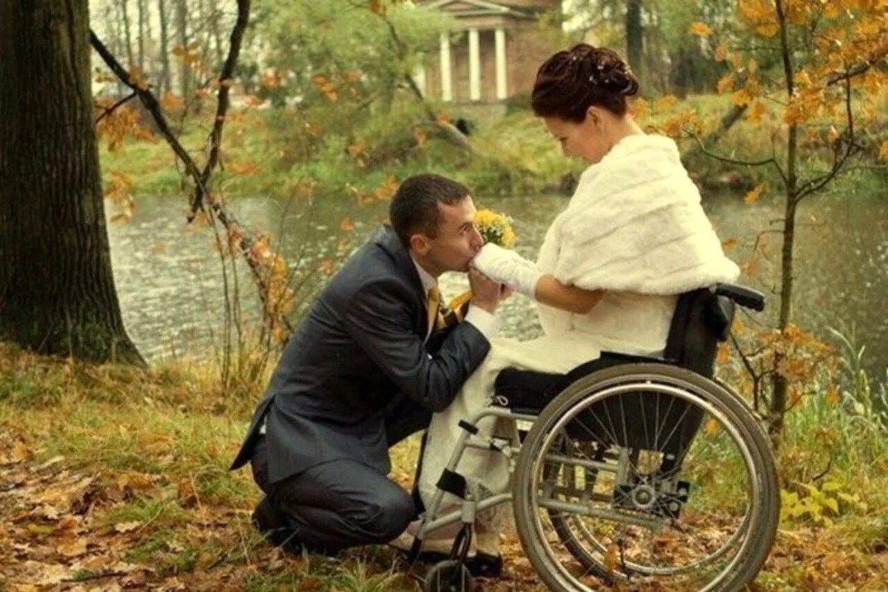 Проявить душевный. Любовь инвалидов. Красивый поступок. Влюбленные инвалиды. Каждый может любить когда все хорошо.