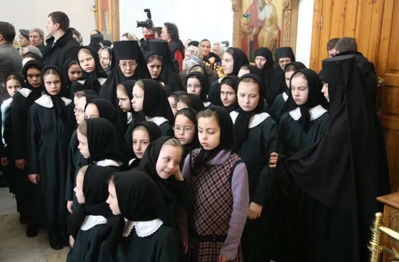 детский приют при покровской обители. отдать ребенка в монастырь. сироты в монастыре. 2004 год приют покровский монастырь феофания. приюты при монастырях для детей.