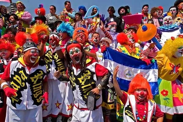 Парад клоунов. Клоунское шествие. Парад в Латинской Америке. Толпа клоунов. Клоун армия