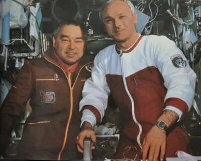 Сколько лет космонавту