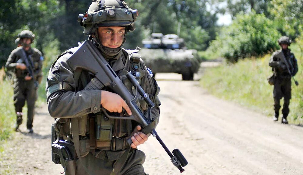 Военнослужащие других стран. Испанская армия девушки. Военная форма разная. Военнослужащие других стран. Военный альянс нато.