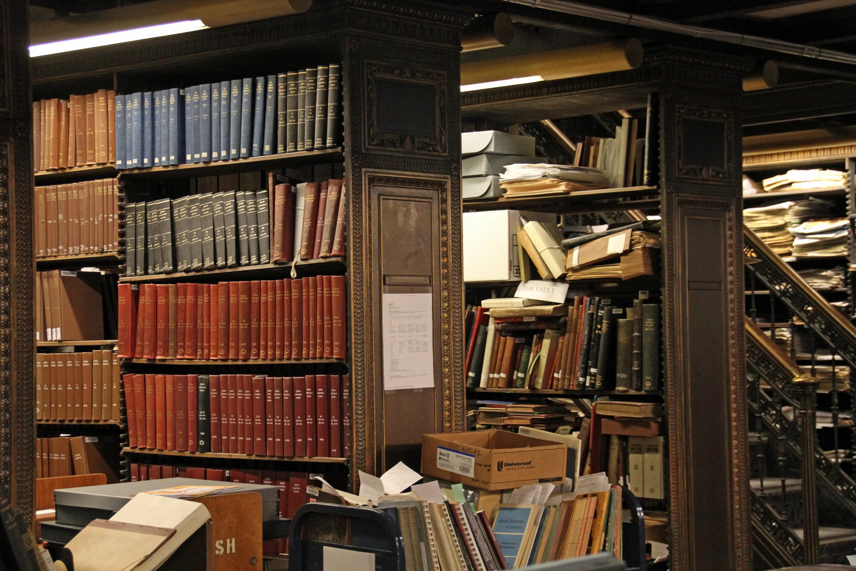 Библиотека архив 3. Шкаф для книг. Старый шкаф с книгами. Стеллажи для книг в библиотеку. Полка для книг.