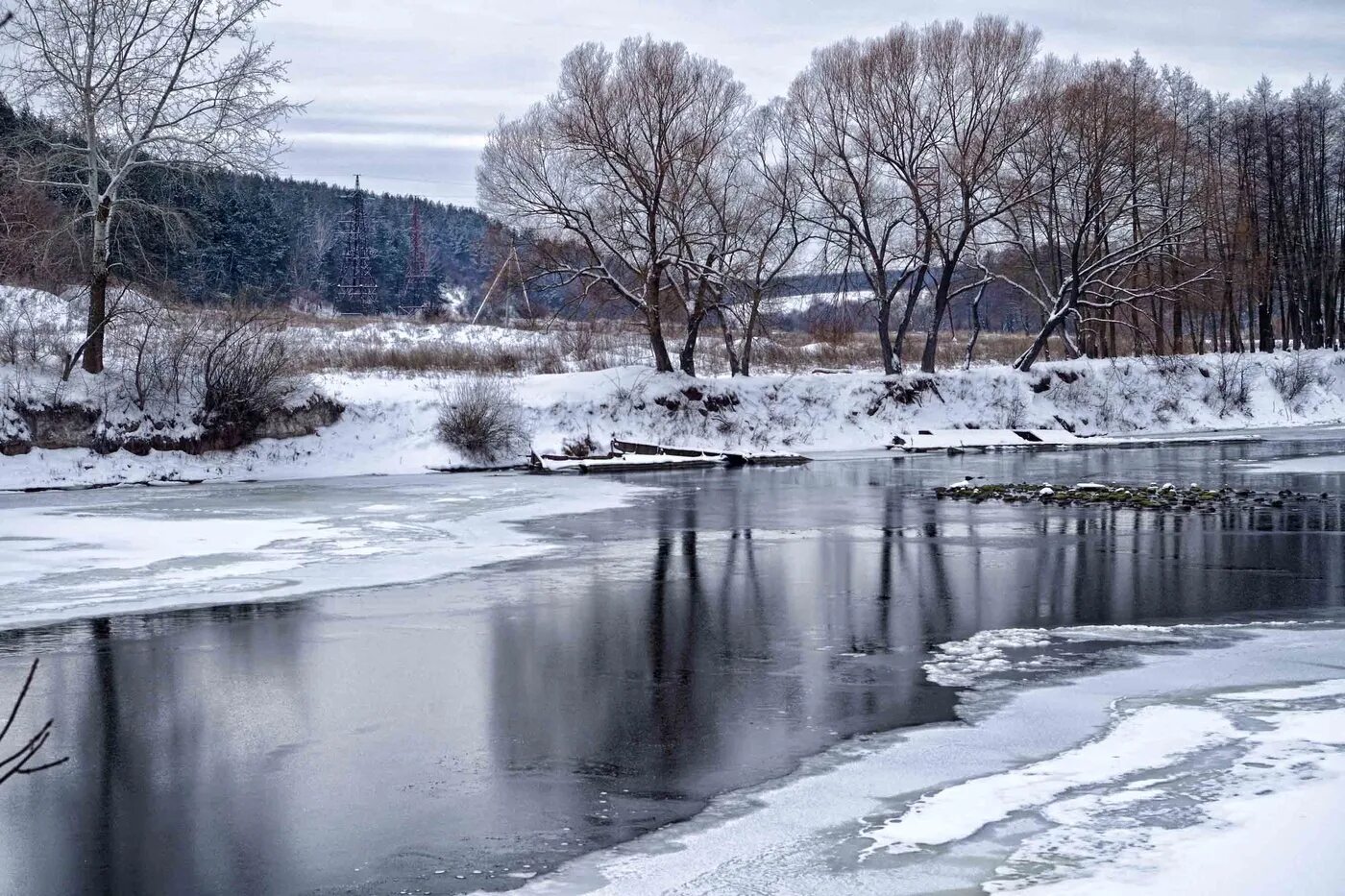 Какая речка холодно. Холодная река. Река Аксай зимой. Зима замерзшая река. Река Снежная.