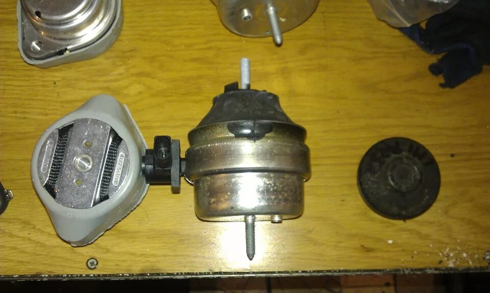 Опора двигателя ауди а4 б6. Подушка двигателя а6 с5. Опора двигателя ауди а6. 4. Подушка двигателя ауди а6 с5 2.