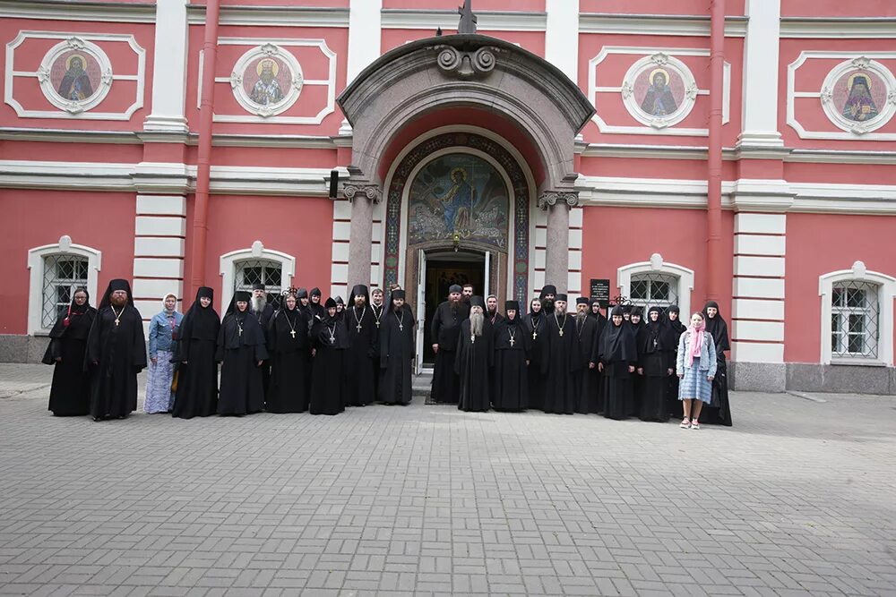 Монастырь жить там. Свято-Владимирская школа Воскресенского Новодевичьего монастыря. Женский монастырь в Санкт-Петербурге. Жизнь в монастыре. Братства Астраханской епархии.