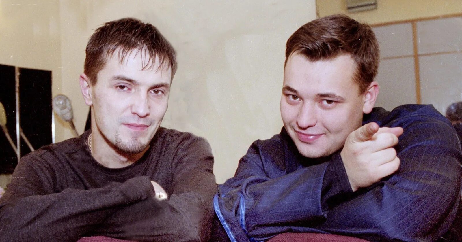 В каком году образовалась группа руки вверх. Руки вверх жуков и потехин. сергей жуков и алексей потехин. сергей потехин руки вверх. руки вверх сергей жуков 90е.