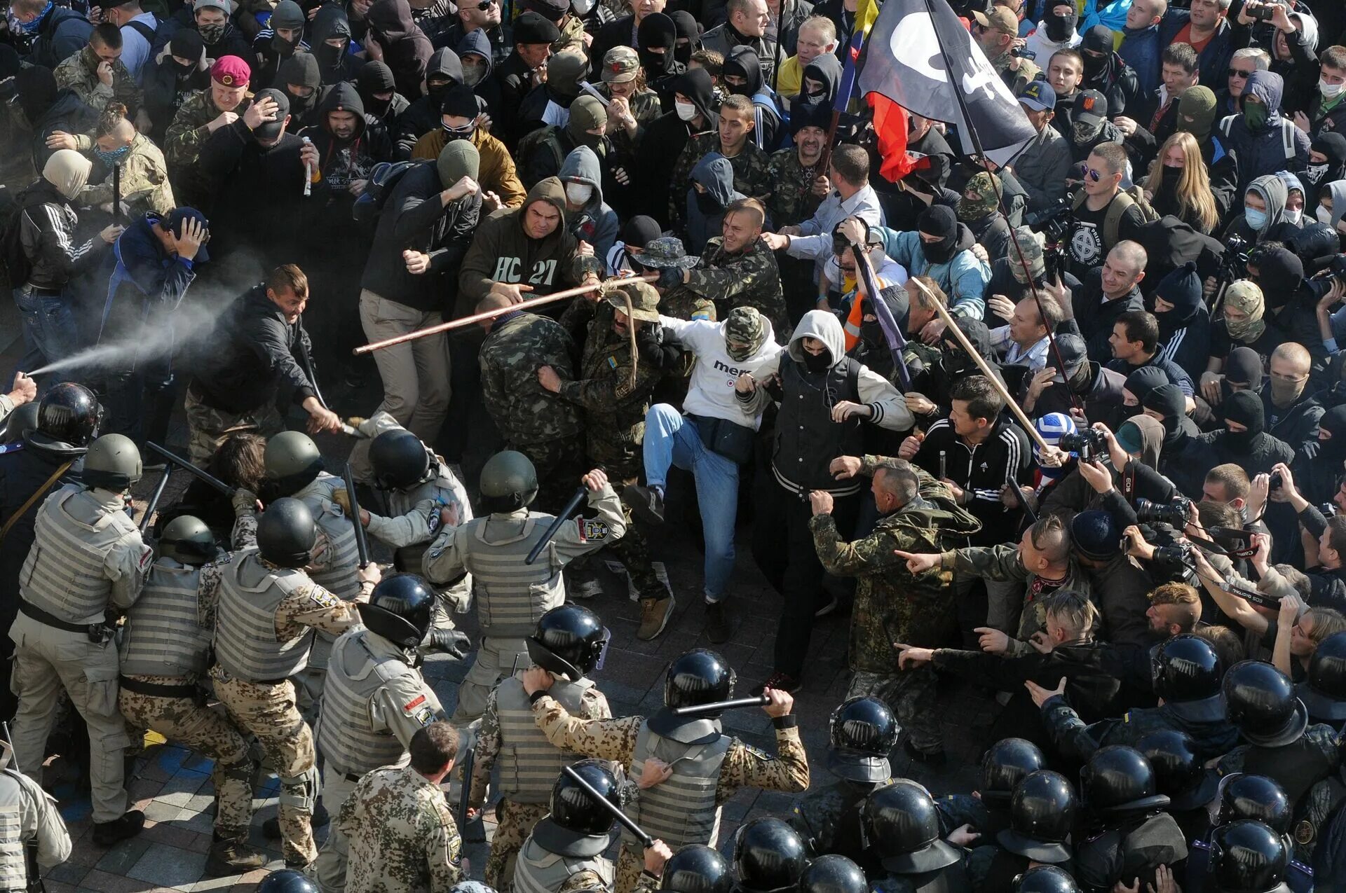 Повстанческая толпа. Цветные революции погромы. Повстанческая толпа фото. Захват власти в киеве