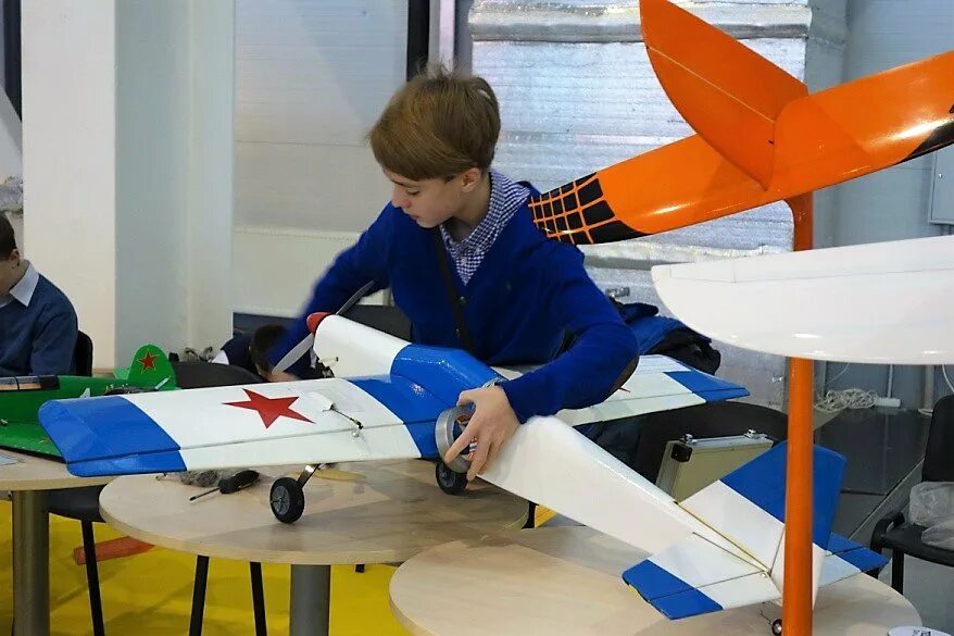 На кружок по авиамоделированию записались. Авиамоделирование для детей. кружки авиамоделирование. авиамоделирование в школе. авиамодельный кружок для детей.