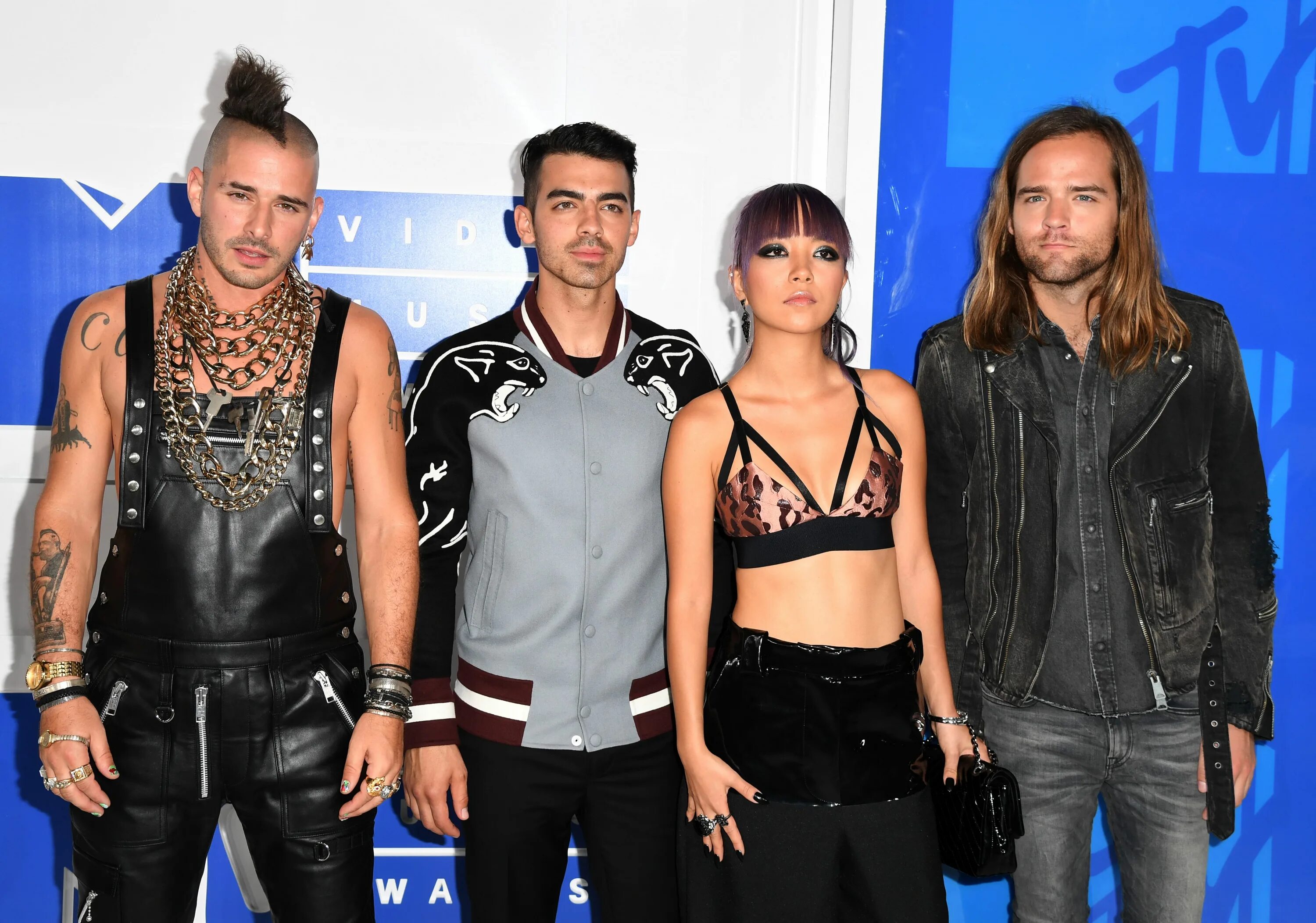 Dnce up. Анджела коул. dnce американская группа.