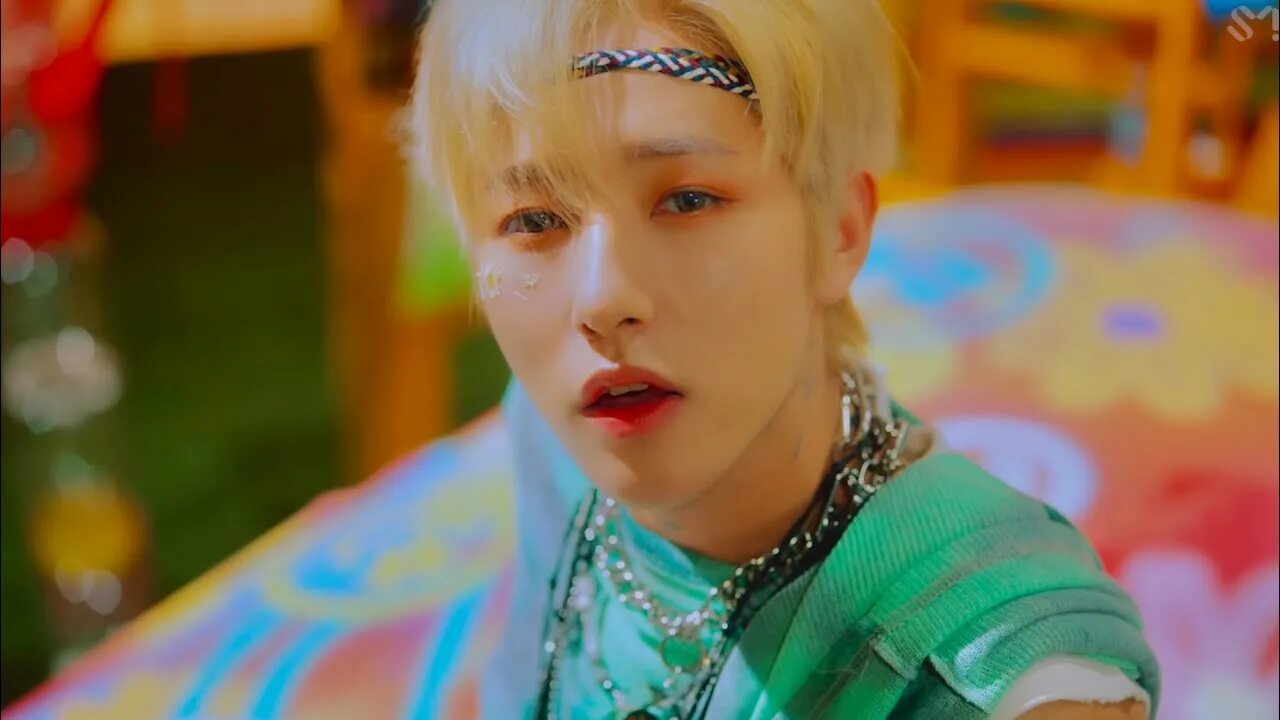 Future hello. Хуан ренджун. renjun hello future. renhyuck. hello future millionaires.