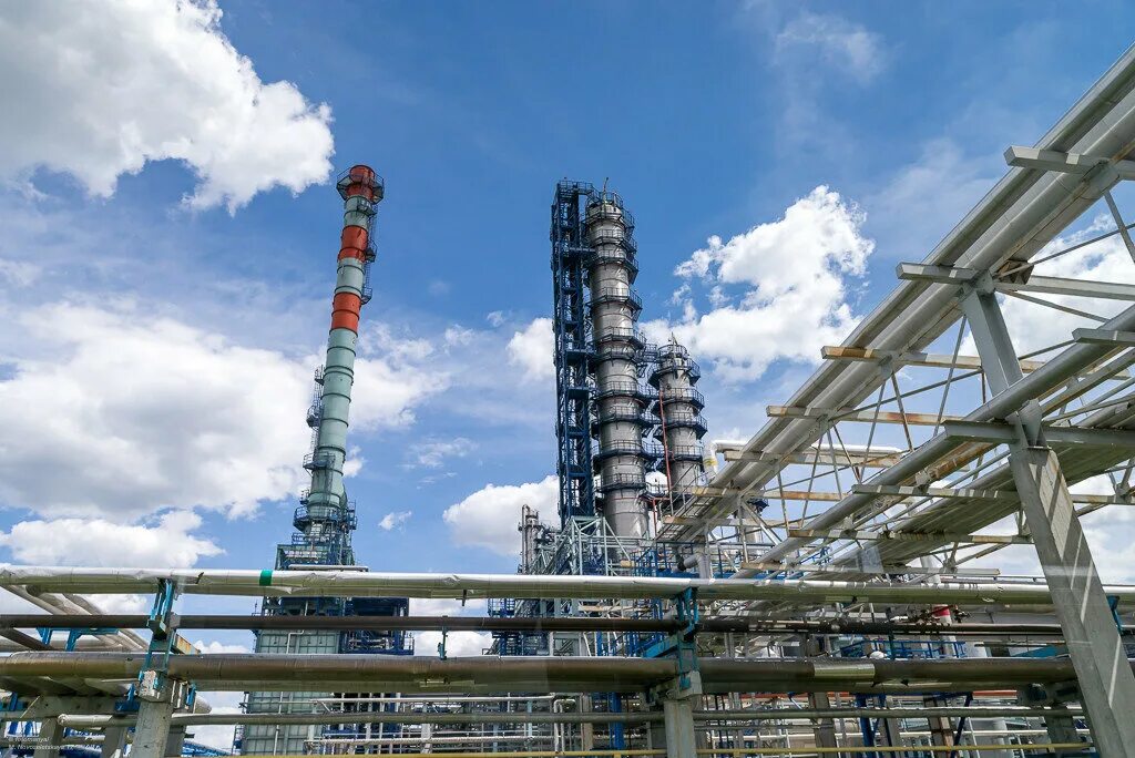 Нефтеперерабатывающий завод в оаэ. Город нефти. Нефтяной городок казань. Сургутский завод стабилизации конденсата. Завод кинеф кириши.