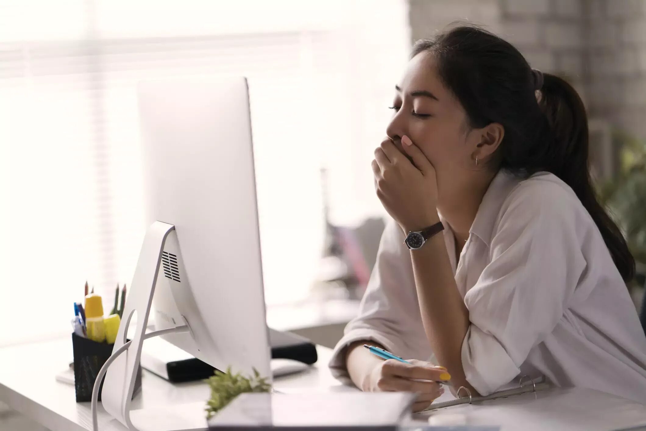 Сильная сонливость днем. Сон на рабочем месте в Японии. Женщина на рабочем месте. Повышенная утомляемость и сонливость. Сонливость картинки.