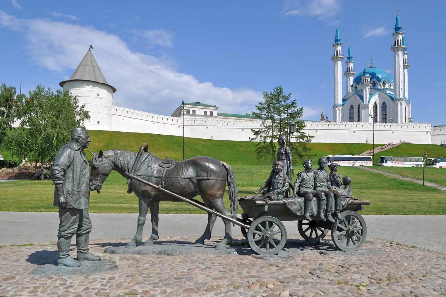 Телеги казань. Памятник благотворителю Асгату Галимзянову. Памятник благотворителю в Казани. Площадь тысячелетия Казань. Казанская площадь Казань.