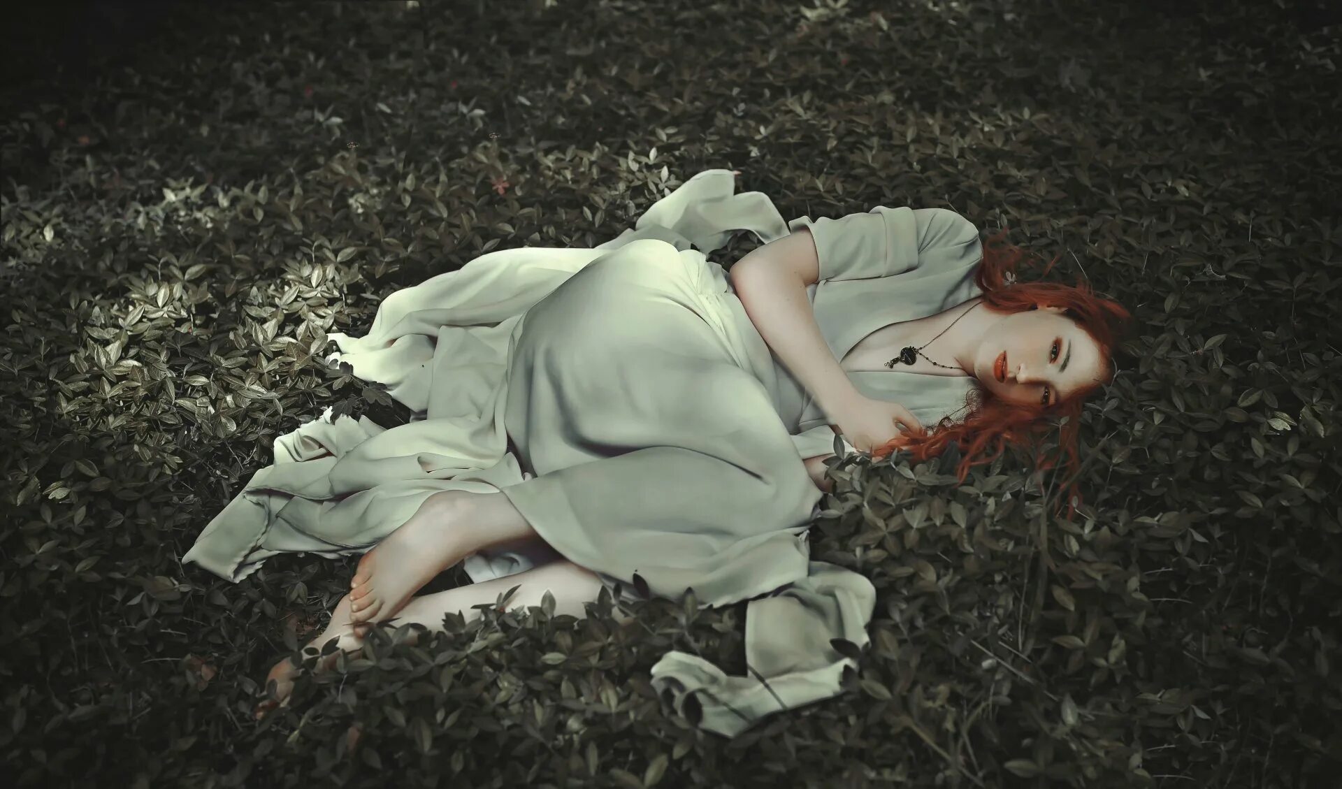 Девушка Меланхолия. Рыжая девушка лежит на траве. Меланхоличная Эстетика. Меланхолия Эстетика. Меланхолия депрессия