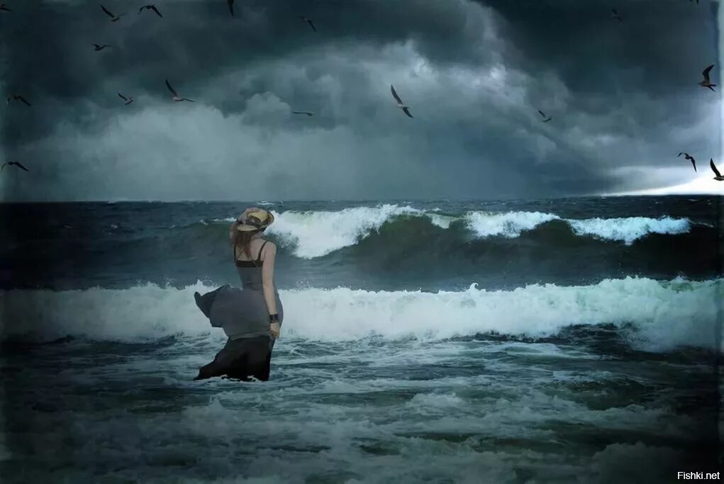 Бегу по ветру песня. Море шторм. Бурное море. Девушка море шторм. Бушующее море и человек.