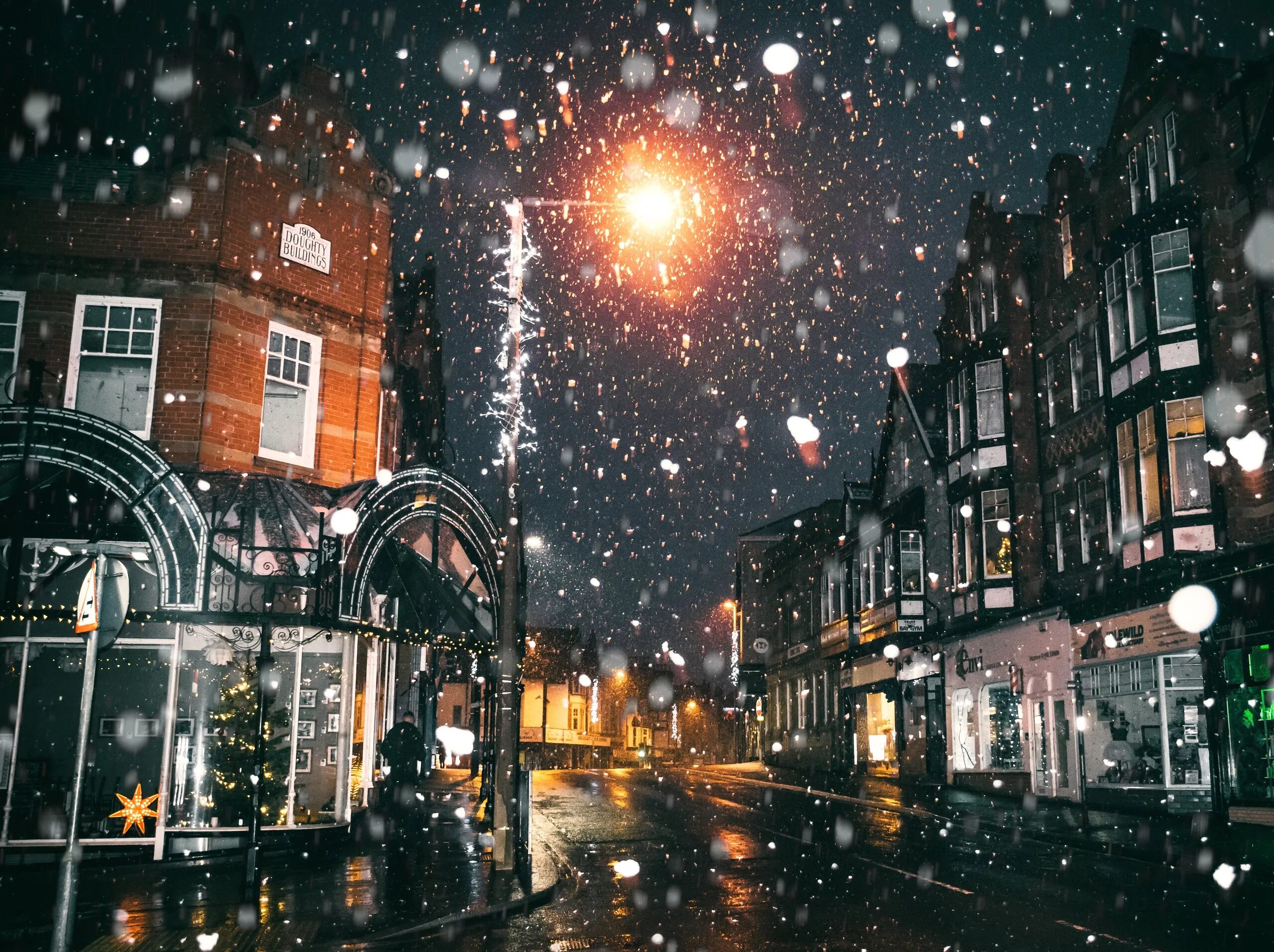 Рождество снег песня. Зимний город. Зимняя улица. Город зимой. Ночной зимний город.