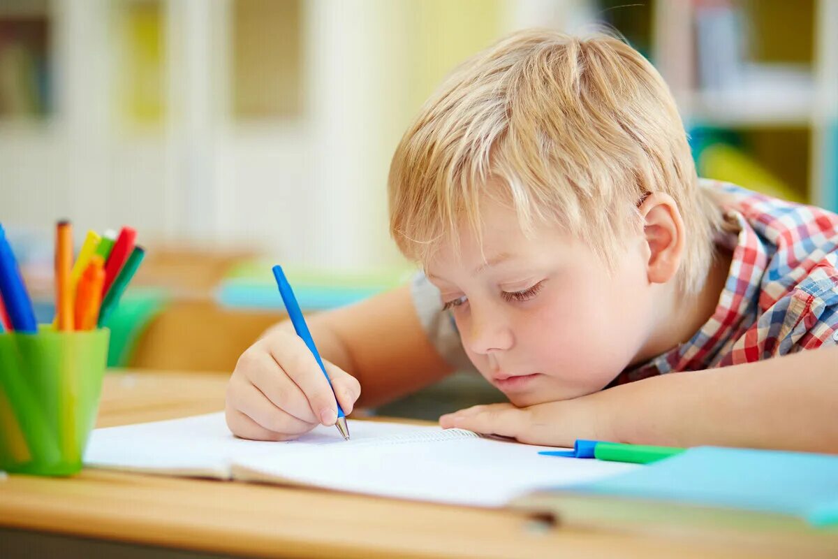 Ребенок писается днем. Дети с интеллектуальными нарушениями. Ребенок пишет красиво. Дошкольник пишет. Школьник учится писать.