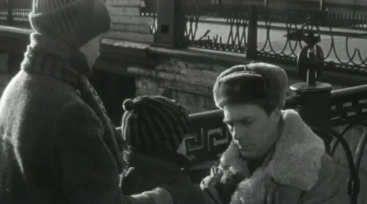 Блокада ленинграда снятие блокады. Блокада ленинграда кадры кинохроники. Зимнее утро про блокаду. Зимнее утро про блокаду. Блокада ленинграда за водой.