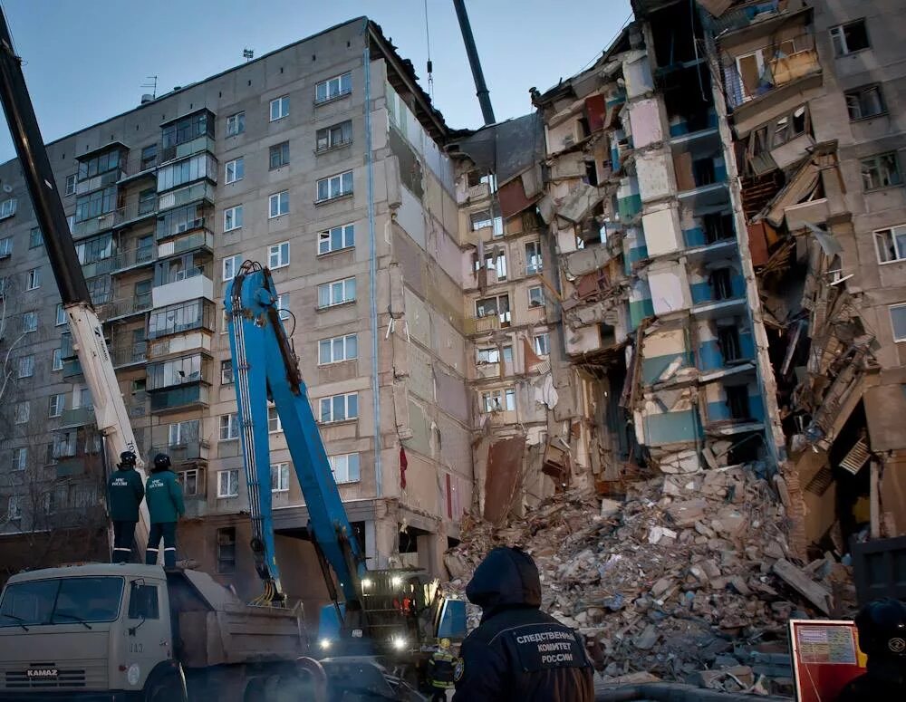 Магнитогорск дом сегодня. Обрушение дома в Магнитогорске. Взрыв газа в Магнитогорске. Взрыв здания в Магнитогорске. Магнитогорск взрыв в жилом доме.