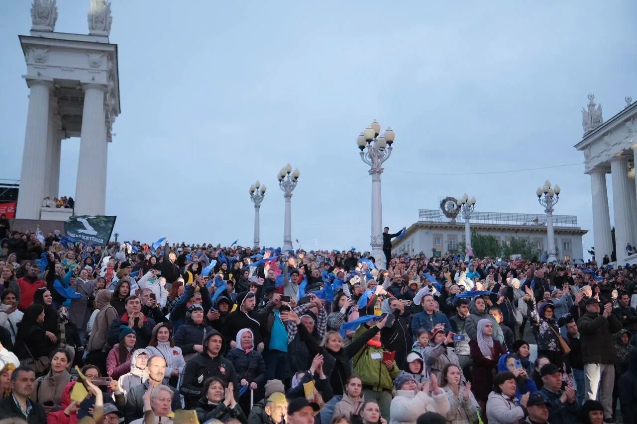 Каким будет май в волгограде. Волгоград 9 мая набережная. Сцена на набережной. Концерт Волгоград 9 мая на набережной. С праздником днем Победы.