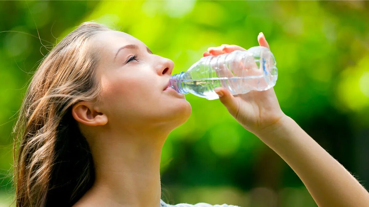 Девушка пьет воду жара. Жара люди пьют воду. Жара и пьет человека. Человек пьет воду в жару. Холодной воды напилась