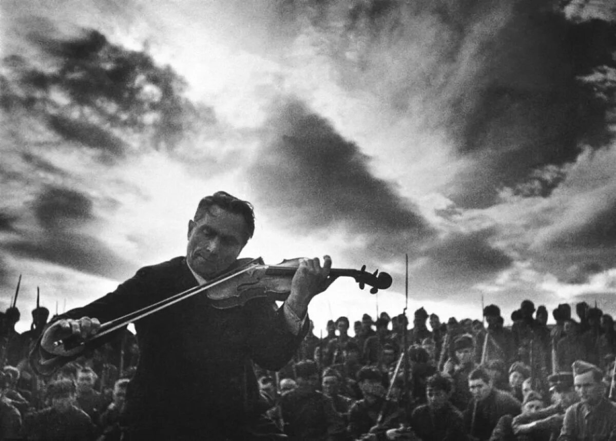 Мэрилин монро перед солдатами. Выступление перед солдатами. Мэрилин монро в корее 1954 год. Концерты мэрилин монро в корее. Мэрилин монро перед солдатами 1954.