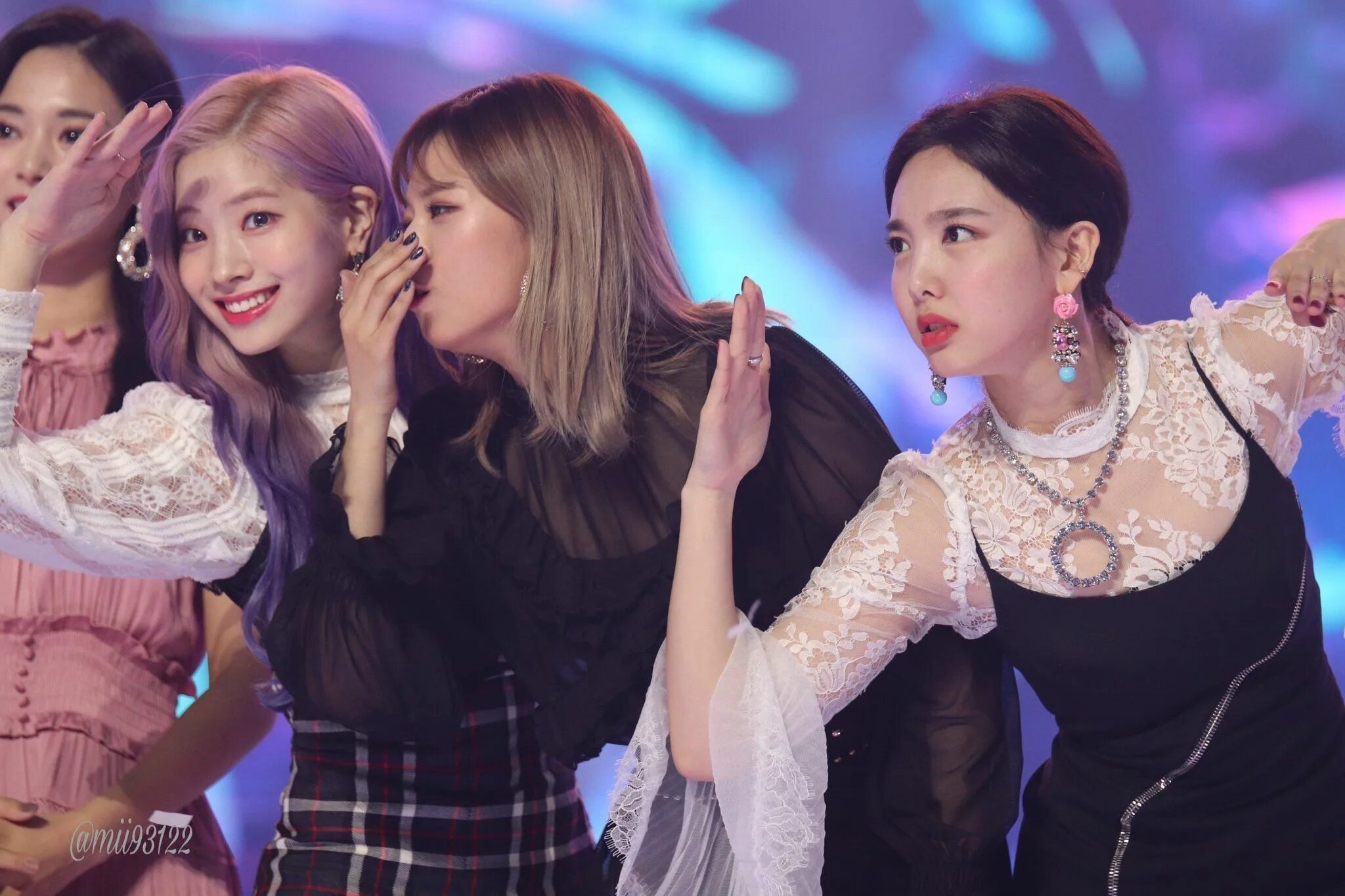 Double twice. Twice 2018. twice jeongyeon 2018. twice tt jeongyeon. твайс мга.