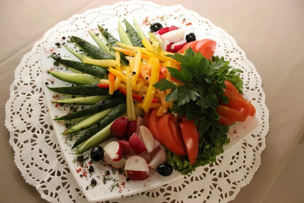 Как подать овощи. Овощная нарезка. Овощное ассорти подача. Овощи на стол сервировка. Сервировка овощей на тарелке.