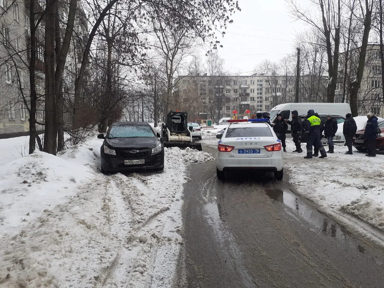 Крещенские морозы. Крещение традиции. Крещенские традиции. Святая вода на крещение. Картинки на рабочий стол крещенский сочельник бесплатно.