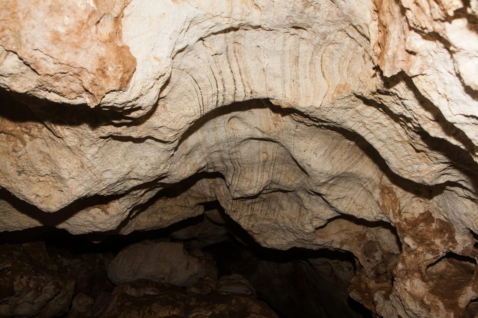 Пещера таврида экскурсии. Пещера Таврида. Крымская пещера Таврида. Пещера в Зуе Крым. Зуя пещера Таврида.