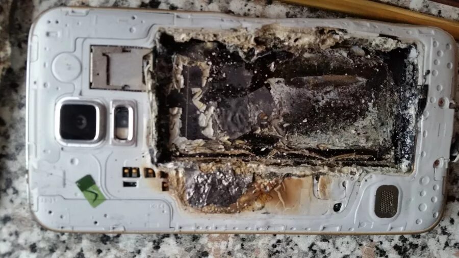 Последствия взрыва телефона. Может ли телефон взорваться от перегрева. Galaxy note 7 взрывается. Samsung note 7 взрывается. Galaxy note 7 взрывается.
