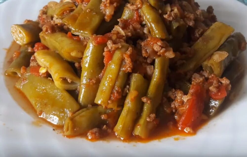 Фарш с фасолью стручковой. Стручковая фасоль с мясом. стручковая фасоль с фаршем. стручковая фасоль по турецки. стручковая фасоль с фаршем на сковороде.