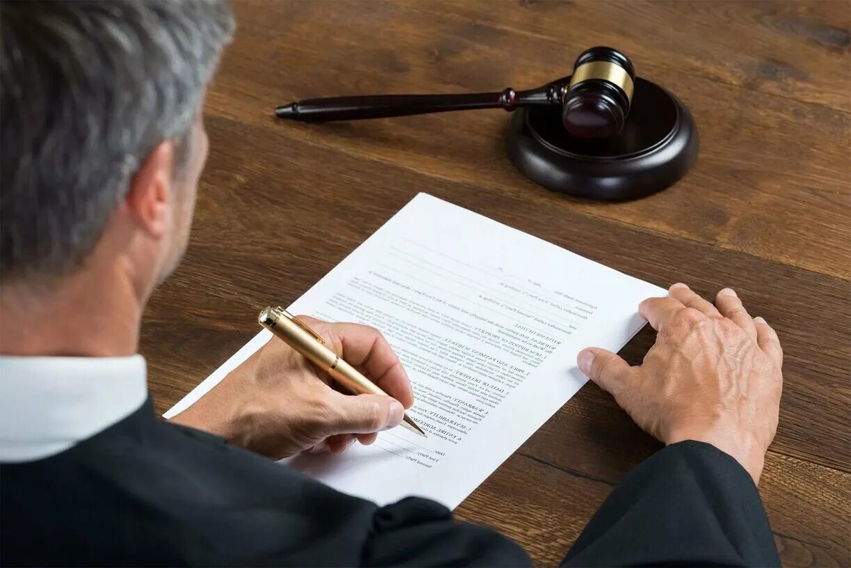 конфликт. юрист в суде. супруги в суде. профессия юрист адвокат. юридическая консультация.