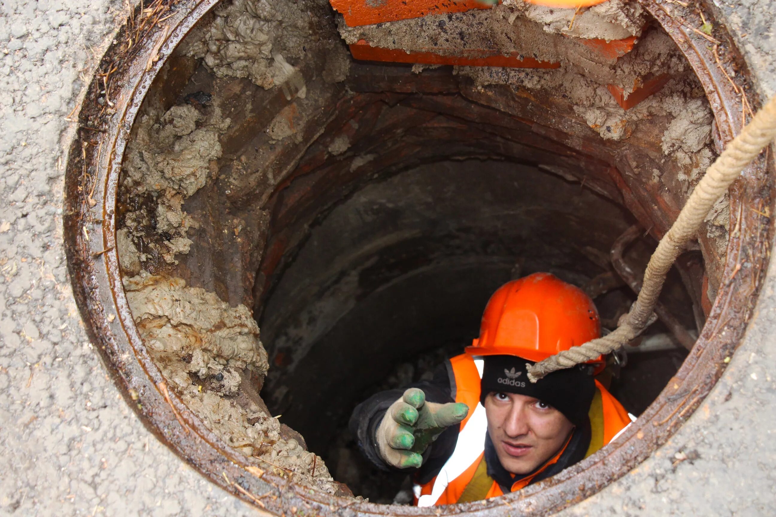 Подготовка к спуску в колодец плакат. Требования безопасности при работе в колодце. Подготовка к спуску в колодец плакат. Безопасность работ в проходном канализационном коллекторе. Прочистка канализационных колодцев.