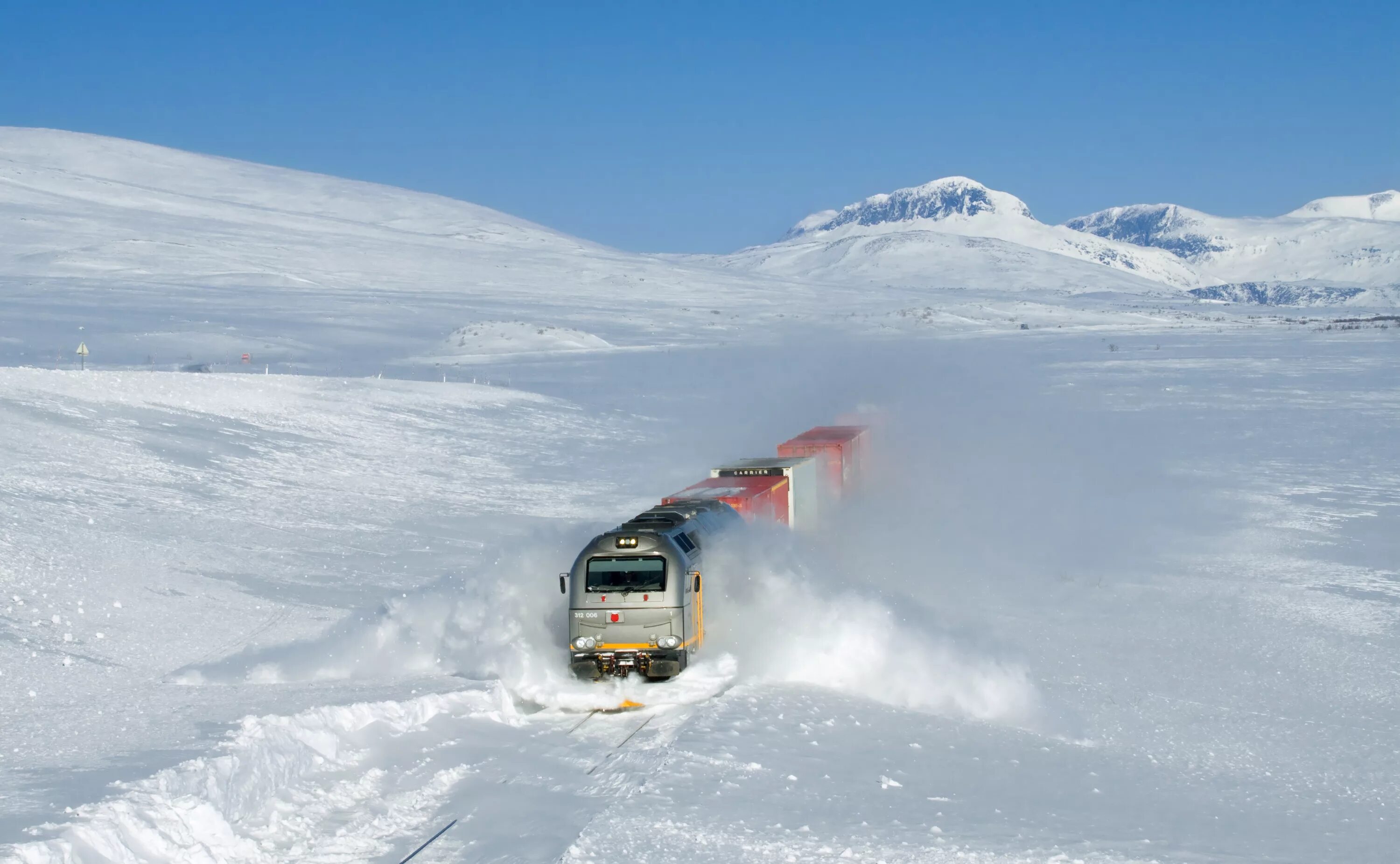 Поезд снежные заносы. Поезд в снегу. Поезд в заснеженных горах. Поезд в сугробе. Снежный поезд.