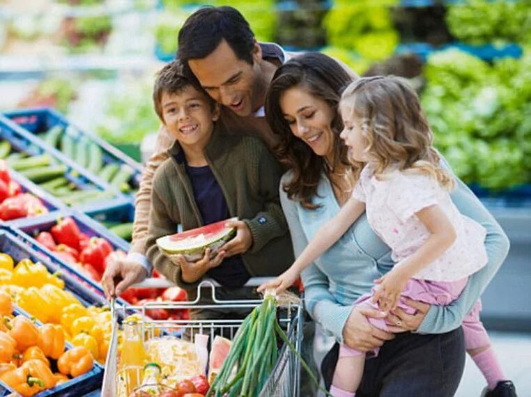 Семья в супермаркете. Семья в продуктовом магазине. Семья с покупками. Большая семья в супермаркете. We buy food