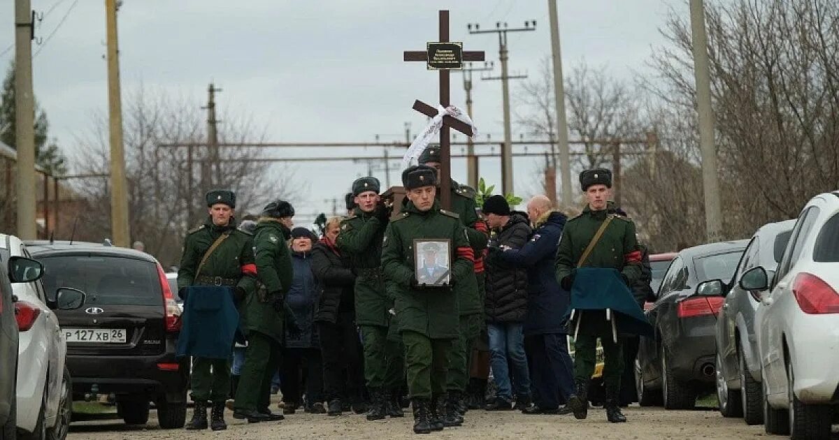 Простились с офицером. Похороны военнослужащего. На Кубани простились с погибшими на Украине.