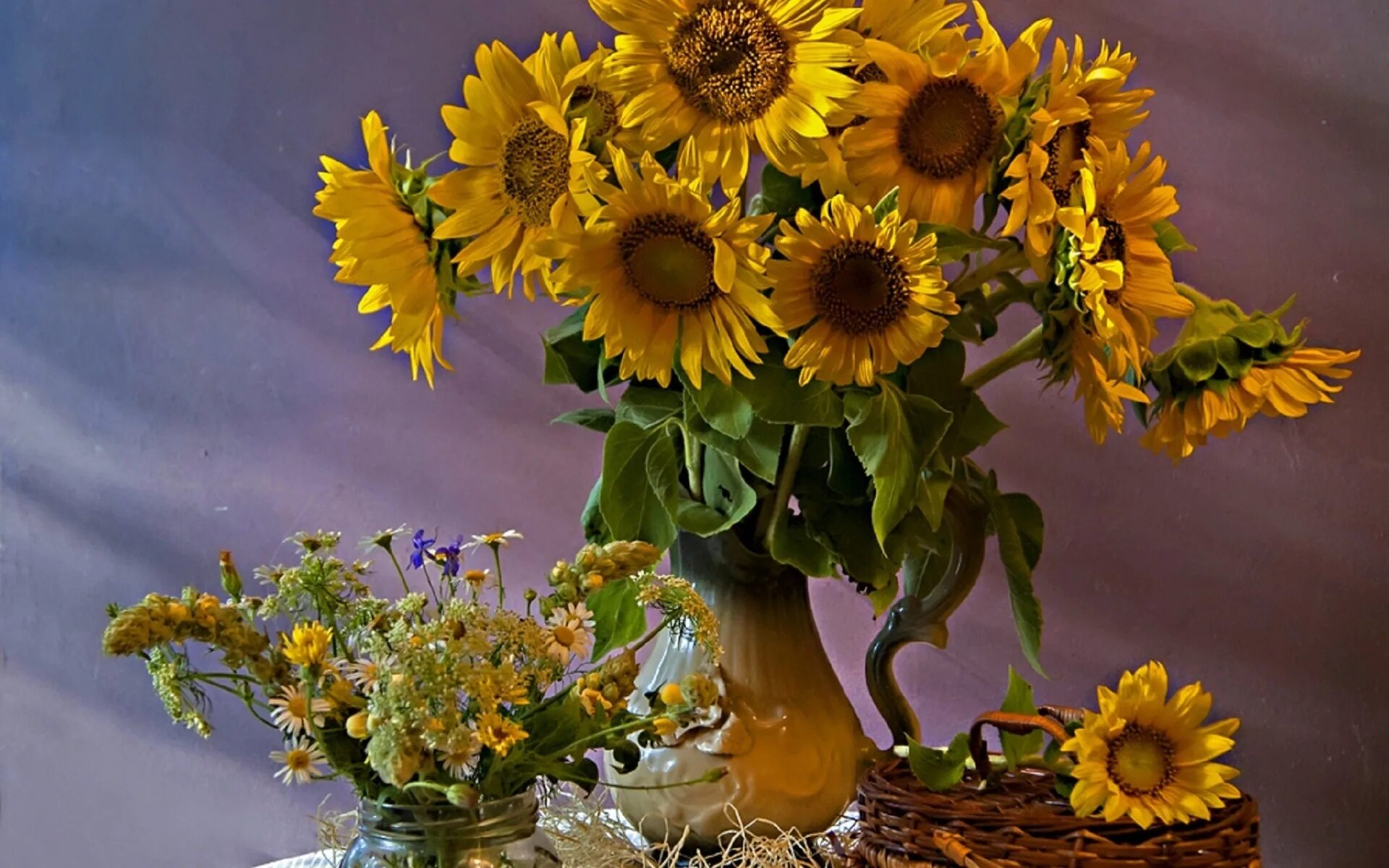 подсолнухи в вазе. подсолнухи букет в вазе. подсолнух символизм. ваза с подсолнухами. подсолнухи в вазе.
