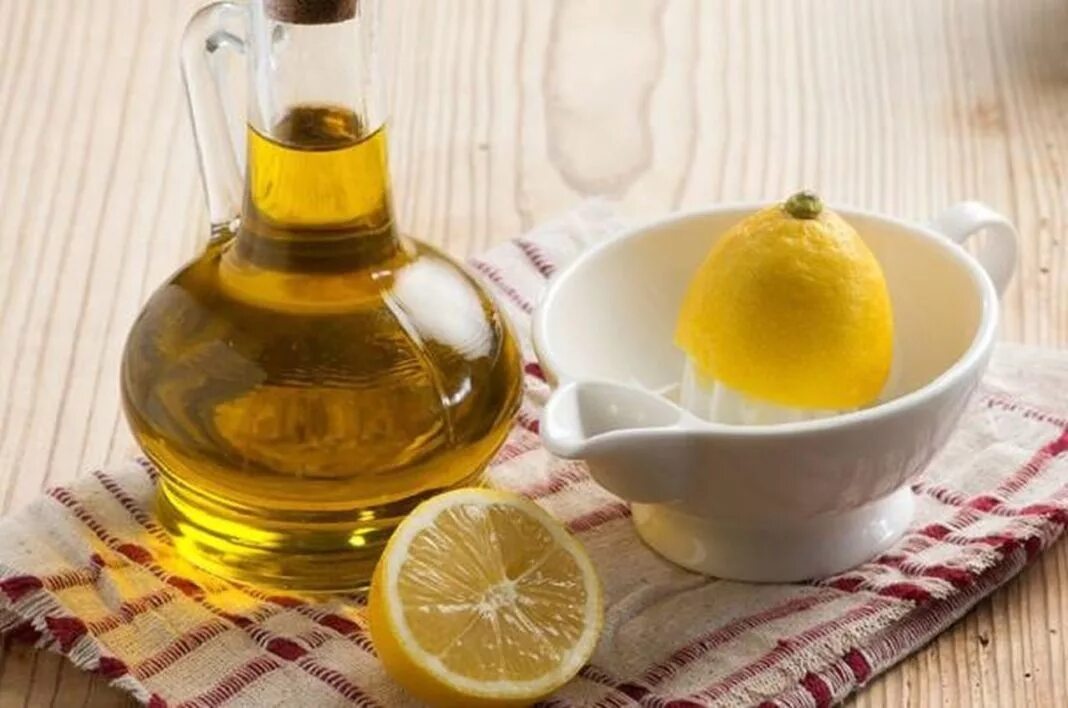 Лимонный сок и печень. Масло оливковое с лимоном. Оливковое масло и лимонный сок. Оливковое масло с запахом. Масло из лимонника.