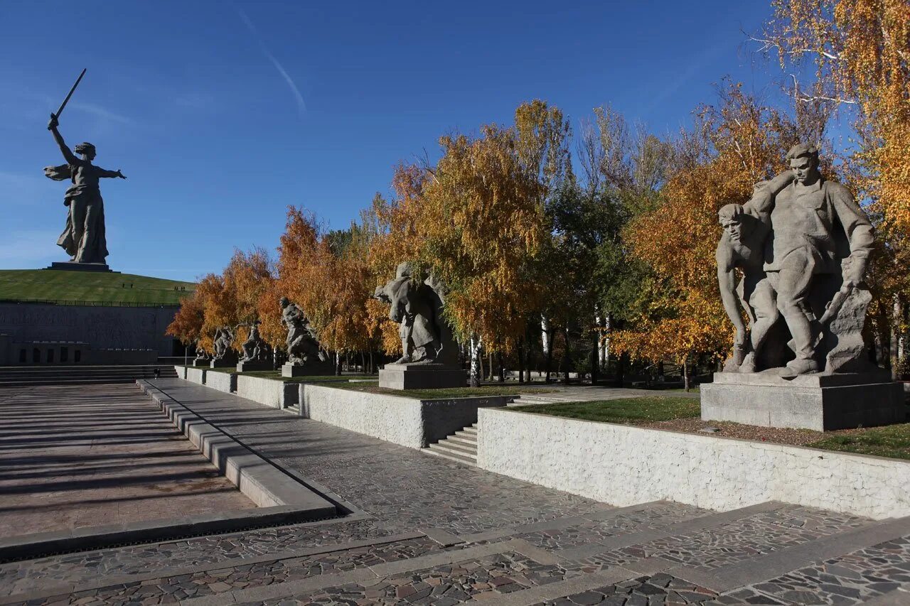 Памятники культуры кургана. Площадь героев на Мамаевом Кургане. Мемориал в Волгограде на Мамаевом Кургане. Мамаев Курган площадь героев мемориальный комплекс. Памятники площади героев на Мамаевом Кургане.